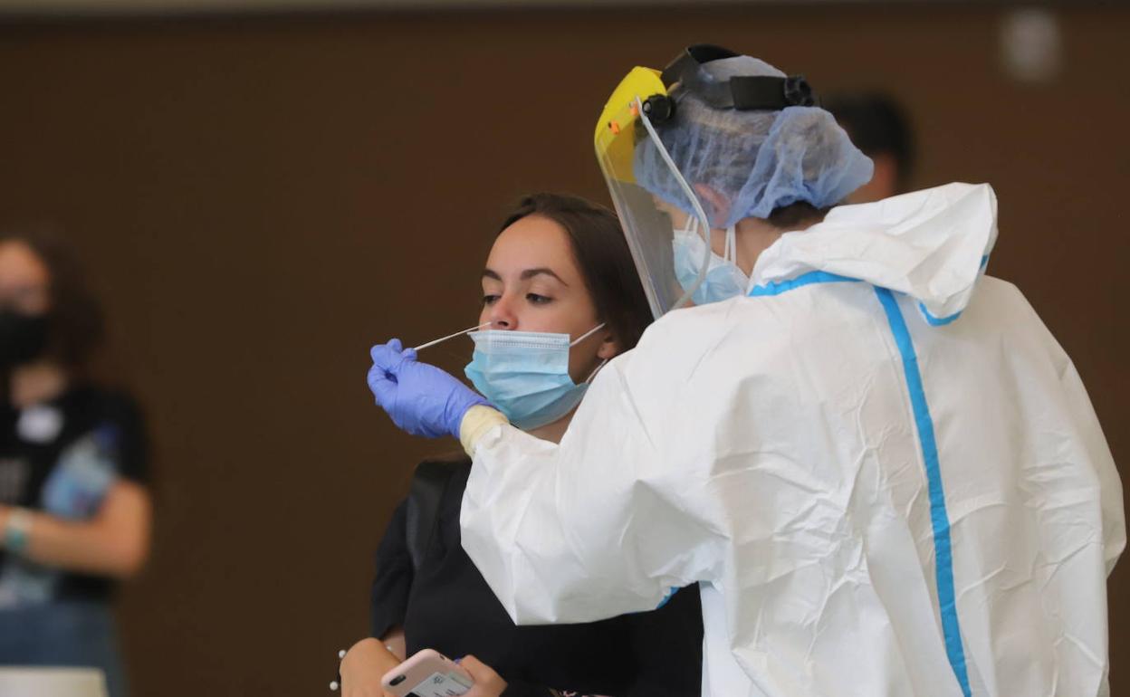 Una joven se somete a la toma de muestra para la covid. 