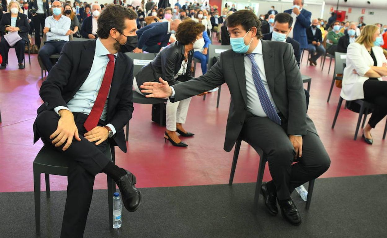 Alfonso Fernández Mañueco habla con Pablo Casado durante la convención nacional celebrada en Valladolid. 