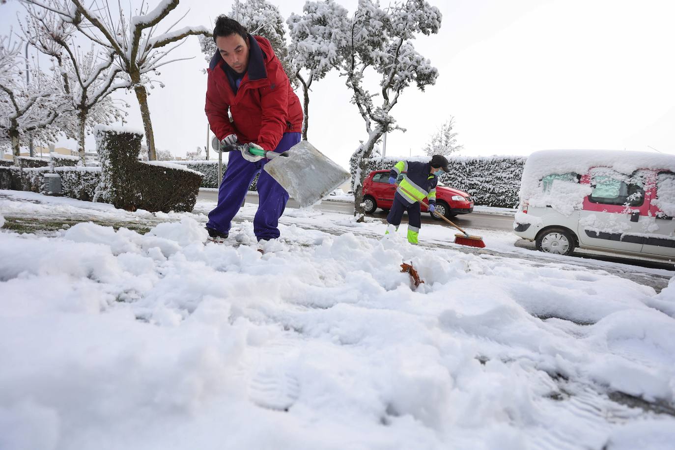 Operarios de limpieza acondicionando las calles de Guijuelo (Salamanca)