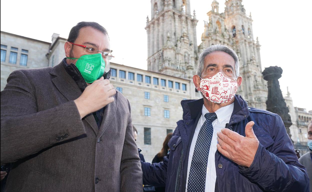 El presidente de Asturias, Adrián Barbón (i), y el presidente de Cantabria, Miguel Ángel Revilla, conversan a su llegada a la Cumbre de Santiago de Compostela.