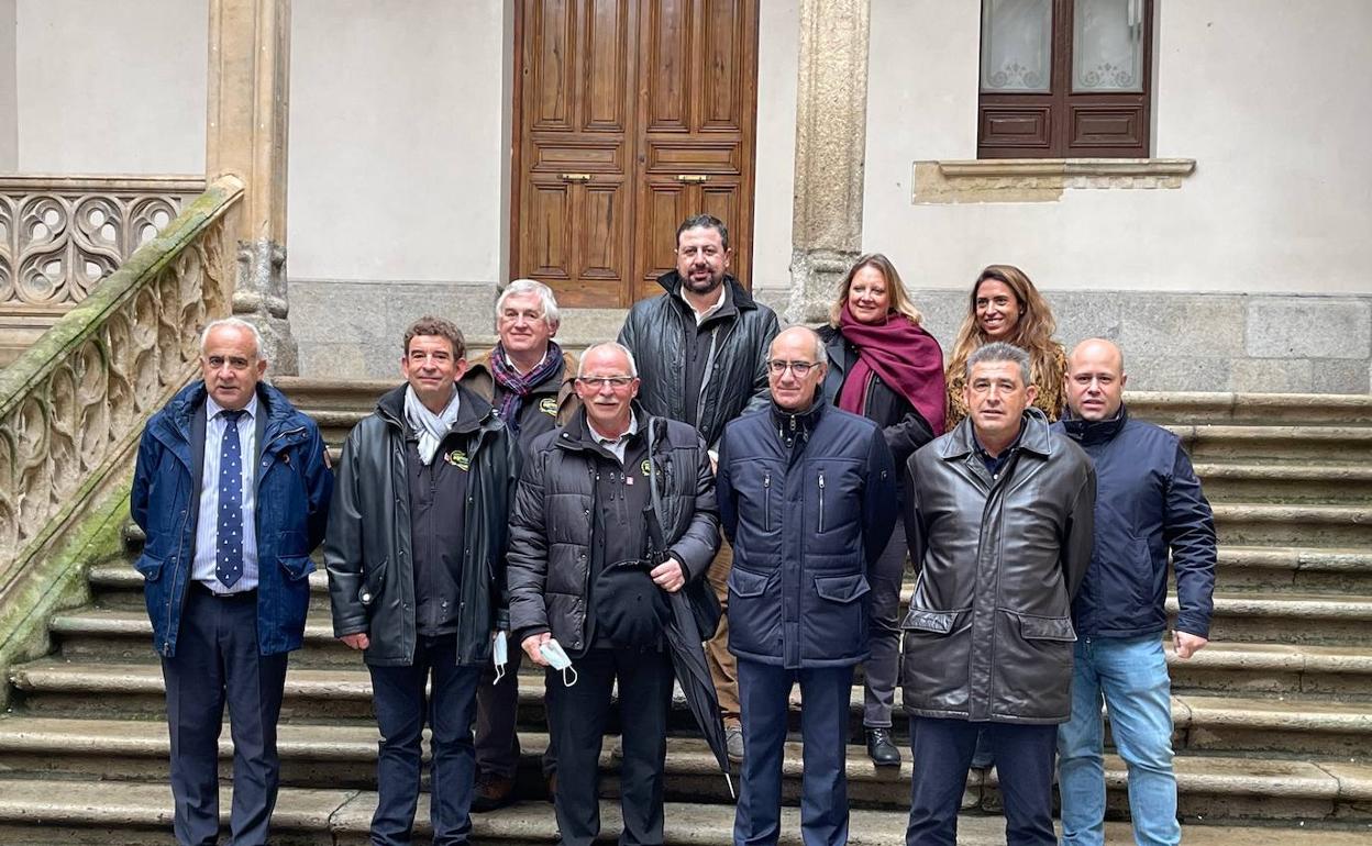 Integrantes ede las dos delegaciones, con el presidente la Diputación