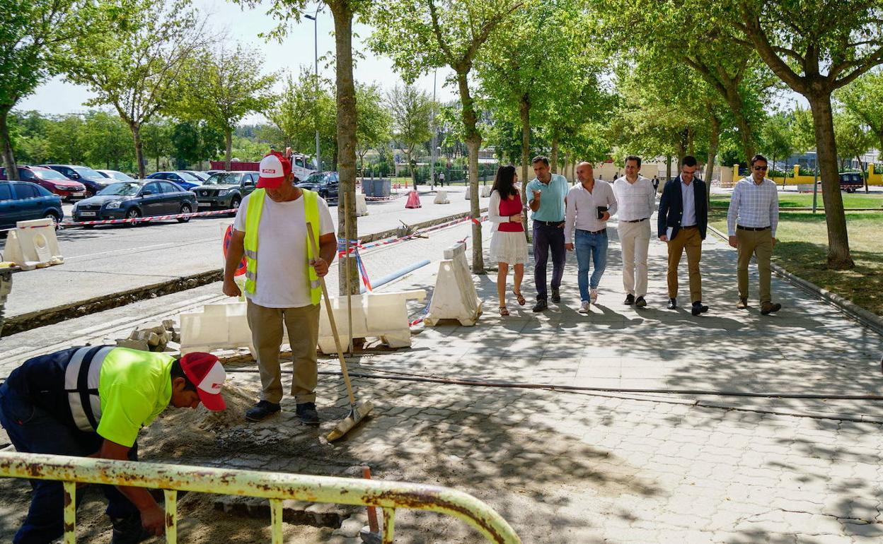 Visita de responsables municipales a unas obras en el barrio de Prosperidad.