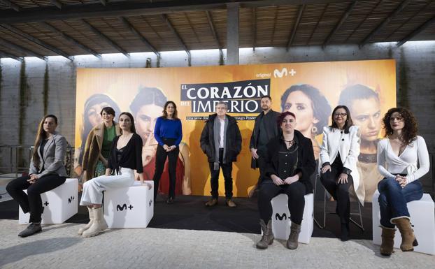 Imagen principal - El equipo de 'El corazón del imperio', durante la presentación de la serie en la villa de Almenara-Puras. La actriz Jennifer Bucovineanu, como una virgen vestal. Aitana Sánchez-Gijón, durante la visita al museo de Almenara. 