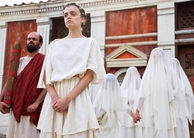 Imagen secundaria 1 - El equipo de 'El corazón del imperio', durante la presentación de la serie en la villa de Almenara-Puras. La actriz Jennifer Bucovineanu, como una virgen vestal. Aitana Sánchez-Gijón, durante la visita al museo de Almenara. 