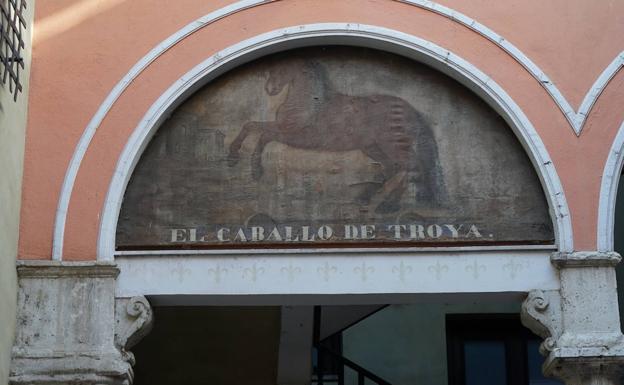 Mural del Caballo de Troya mandado realizar por Diego de Cárdenas en el siglo XVII.