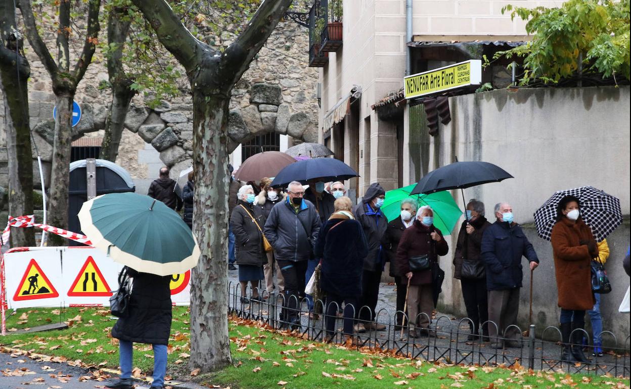 Colas para vacunarse en el centro de Padre Claret, el lunes por la mañana.