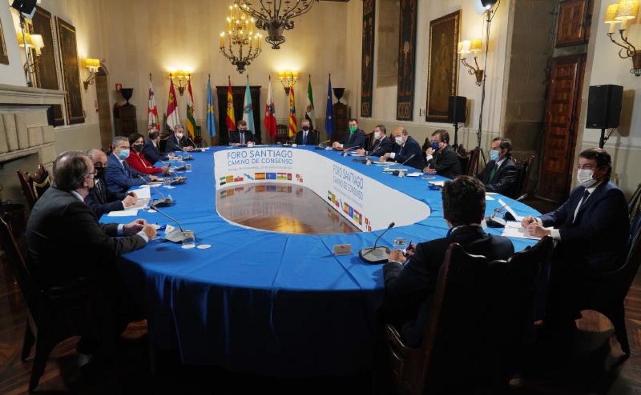 Reunión de los presidentes autonómicos en la 'Cumbre de Santiago de Compostela.