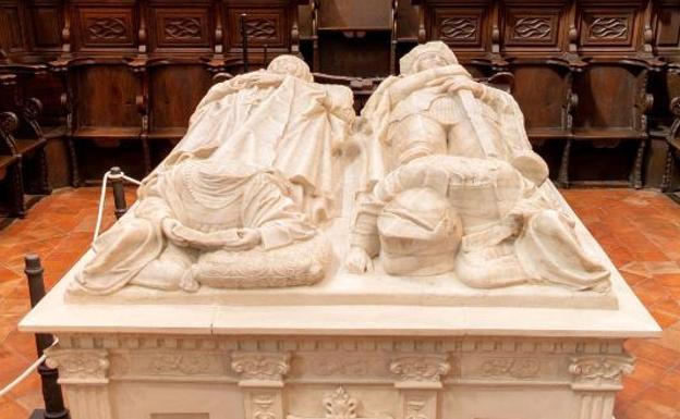 Túmulo funerario con las estatuas yacentes de Teresa Enríquez y Gutierre de Cárdenas, en La Colegiata de Torrijos (Toledo).