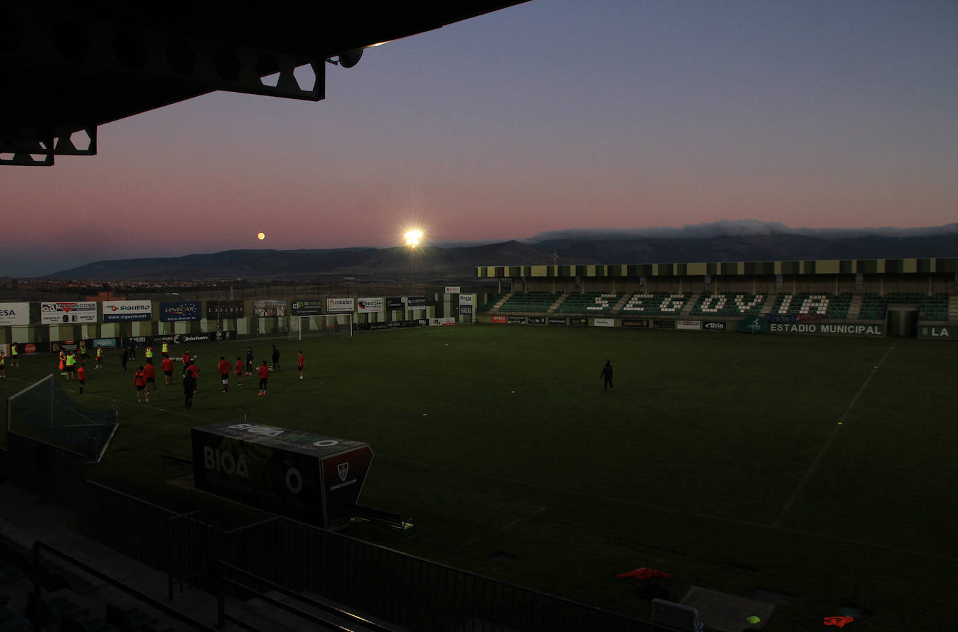 Ilumniación en el estadio municipal de La Albuera durante un entrenamiento de la Segoviana.