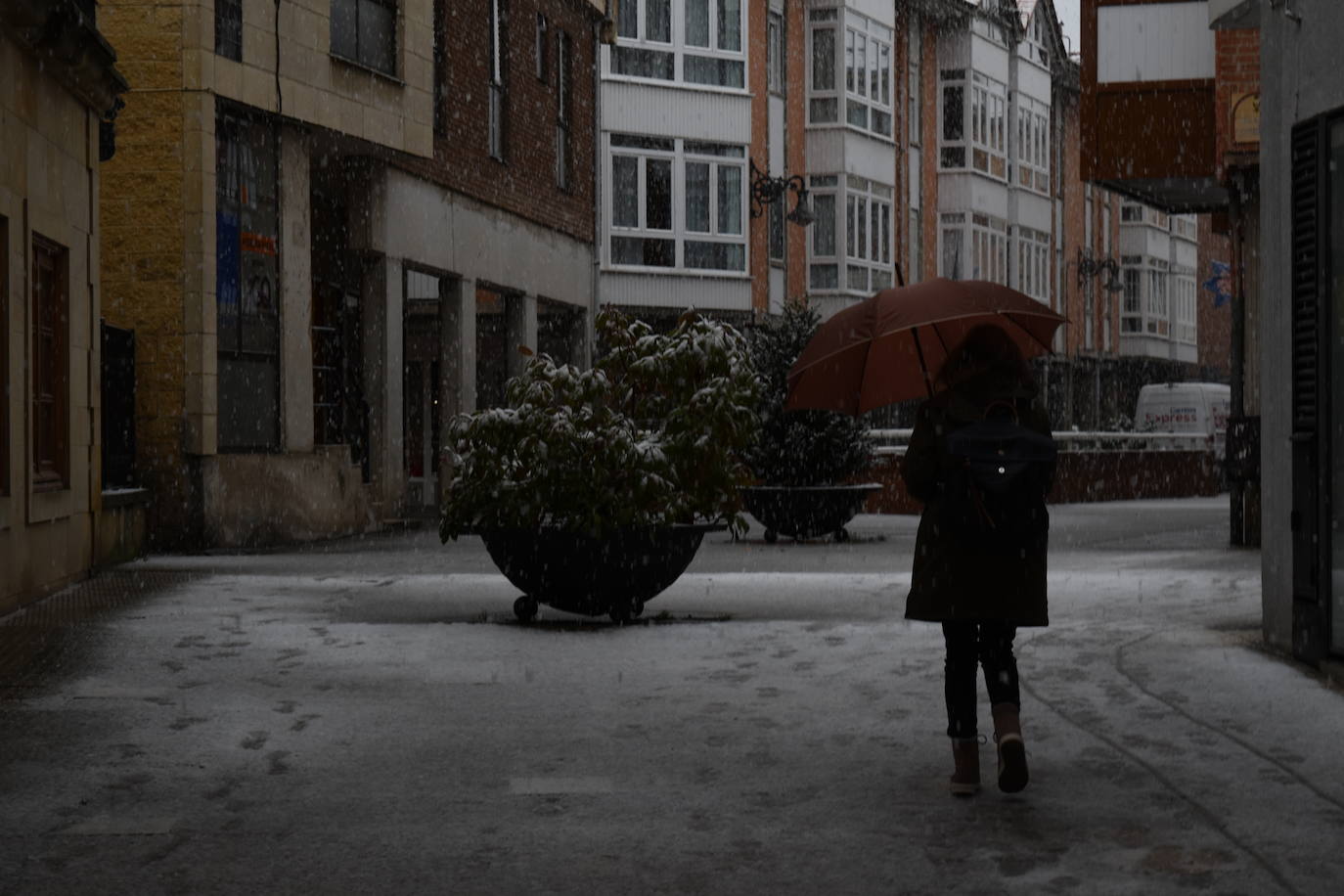 Fotos: Aguilar de Campoo también se tiñe de blanco