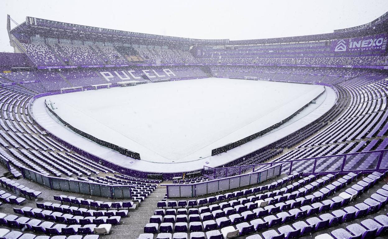 Aspecto del estadio Zorrilla en la mañana de hoy tras la nevada. 