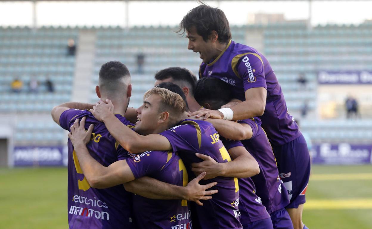 Los jugadores del Palencia Cristo celebran un gol en el último partido disputado en La Balastera. 