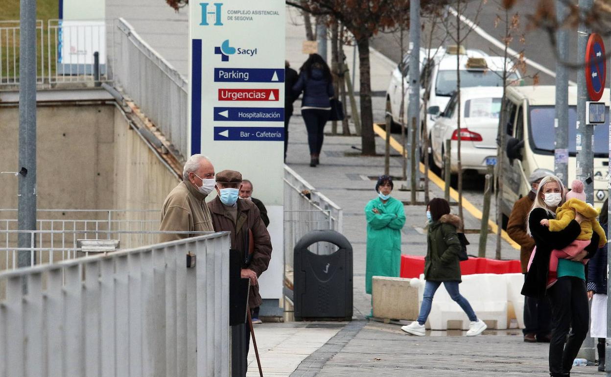 Pacientes y personal en la entrada del Hospital General de Segovia. 