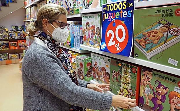 La gerente de Justo Muñoz, Marina Muñoz, coloca los juguetes en la estantería. 