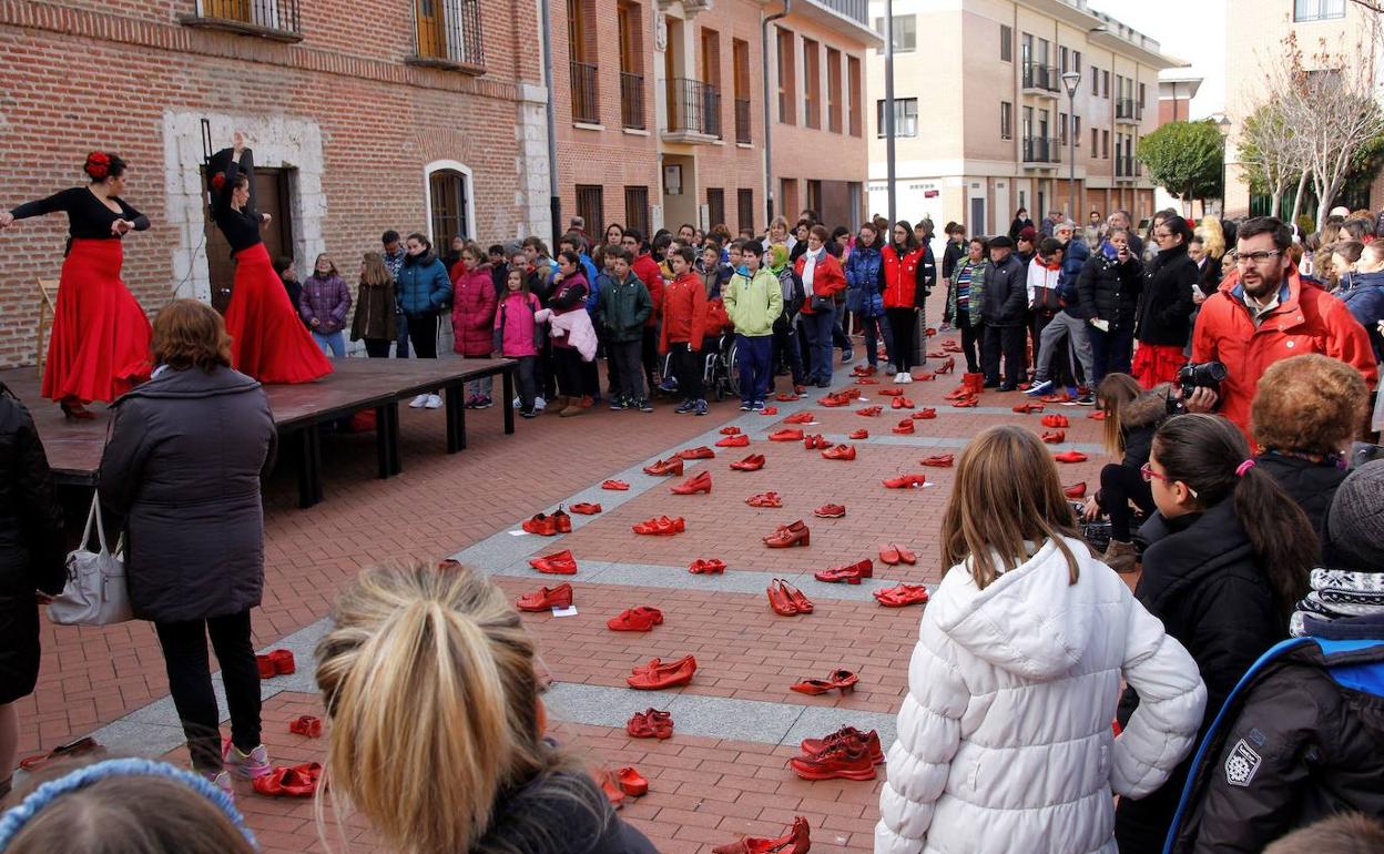 Cientos de pares de zapatos rojos recordaron a las víctimas en la Plaza Mayor de Laguna en una edición anterior. 