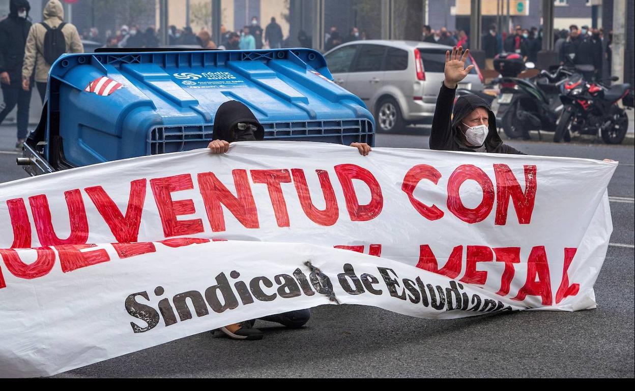 Los trabajadores del sector del metal se manifiestan por las calles de Cádiz durante la octava jornada de huelga.