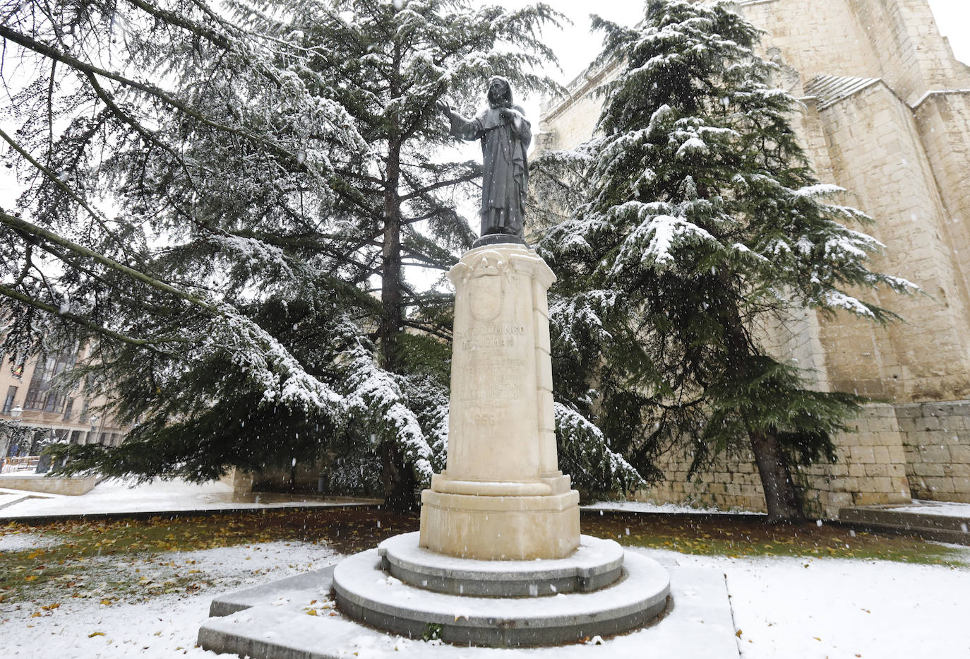 Réplica de bronce de la estatua de Santo Domingo de Guzmán que se retiró para su restauración. 
