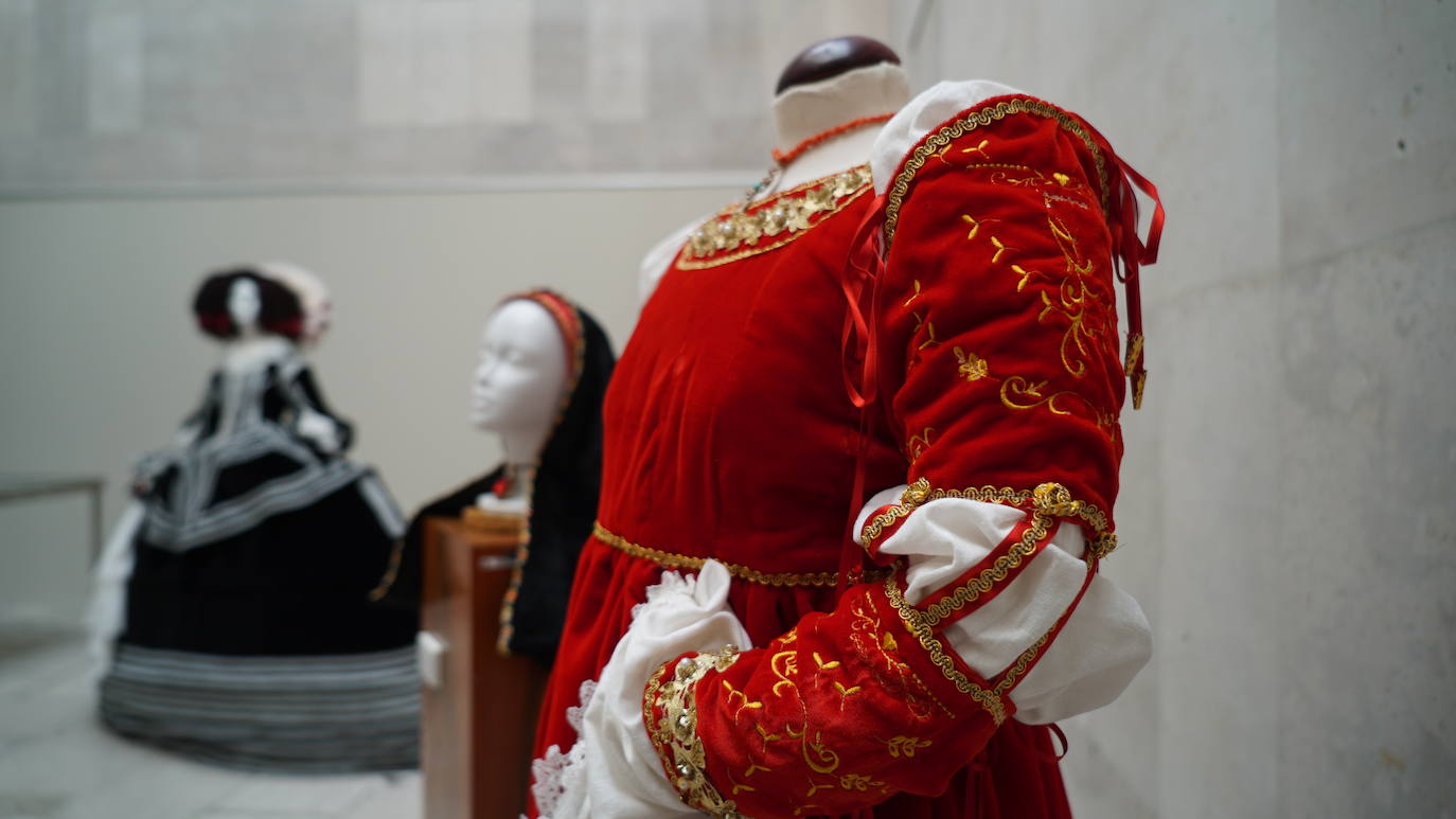 Vestidos de la exposición del Museo de la Universidad de Valladolid.