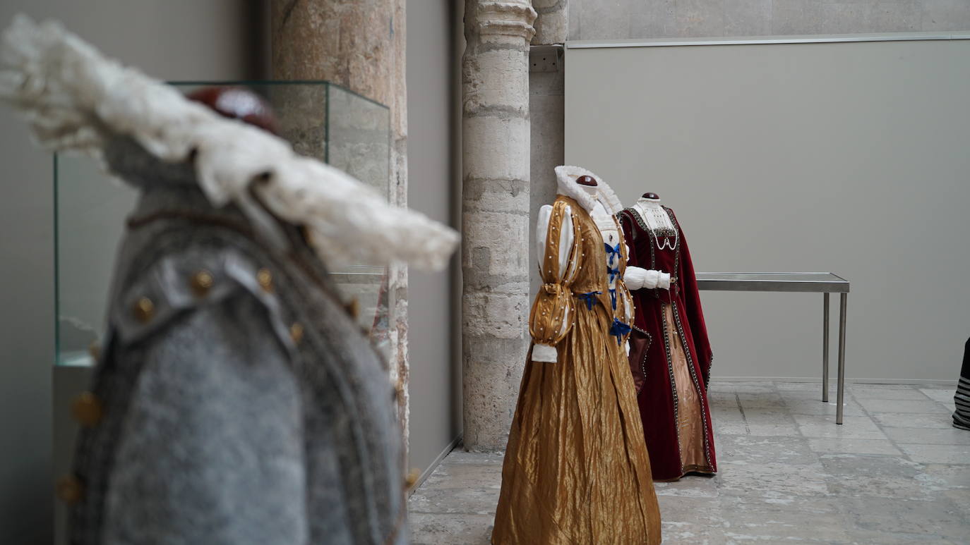 Vestidos de la exposición del Museo de la Universidad de Valladolid.