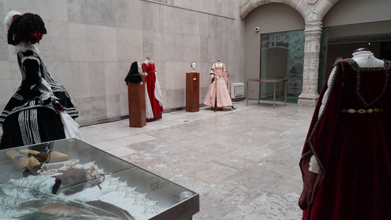 Vestidos de la exposición del Museo de la Universidad de Valladolid.