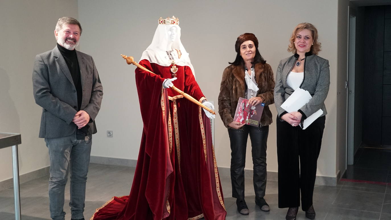 El director del MUVa, Fernando Díez-Pinés; la autora de las reproducciones, Pilar San José; y la comisaria de la exposición, la profesora del Departamento de Historia del Arte, María Concepción Porras, junto a uno de los trajes de la muestra.