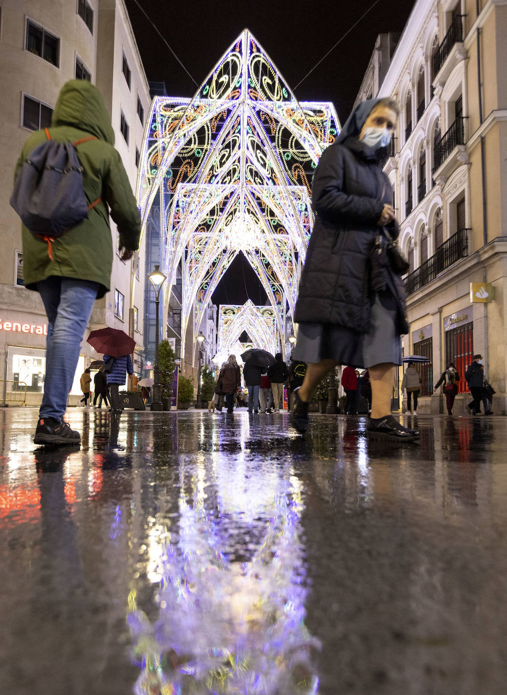 Varios viandantes, en la calle Santiago.