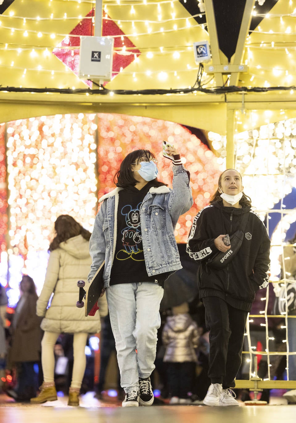 Varias personas, en el interior de una de las enormes coronas de los Reyes Magos instaladas en la plaza de Portugalete.