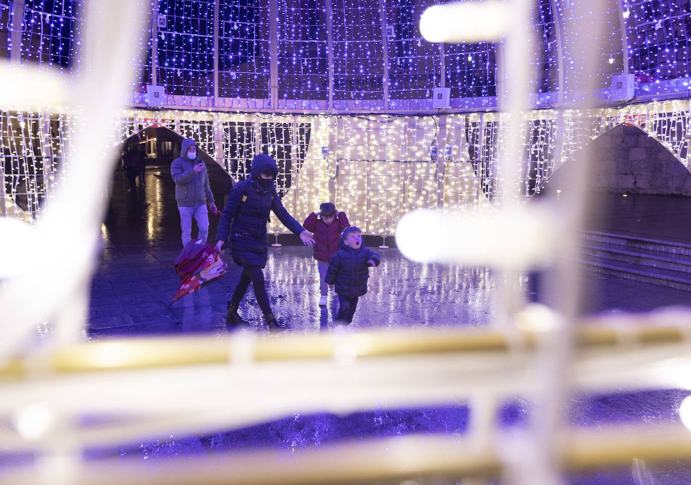 Varias personas, en el interior de una de las enormes coronas de los Reyes Magos instaladas en la plaza de Portugalete.