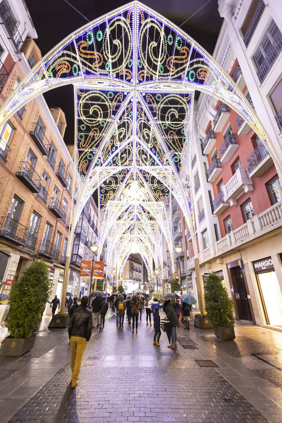 Varias personas pasean por la calle Santiago.