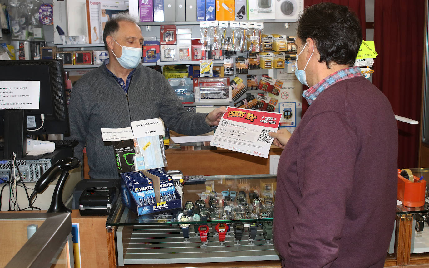 Un cliente canjea su bono en uno de los establecimientos adheridos a la campaña.