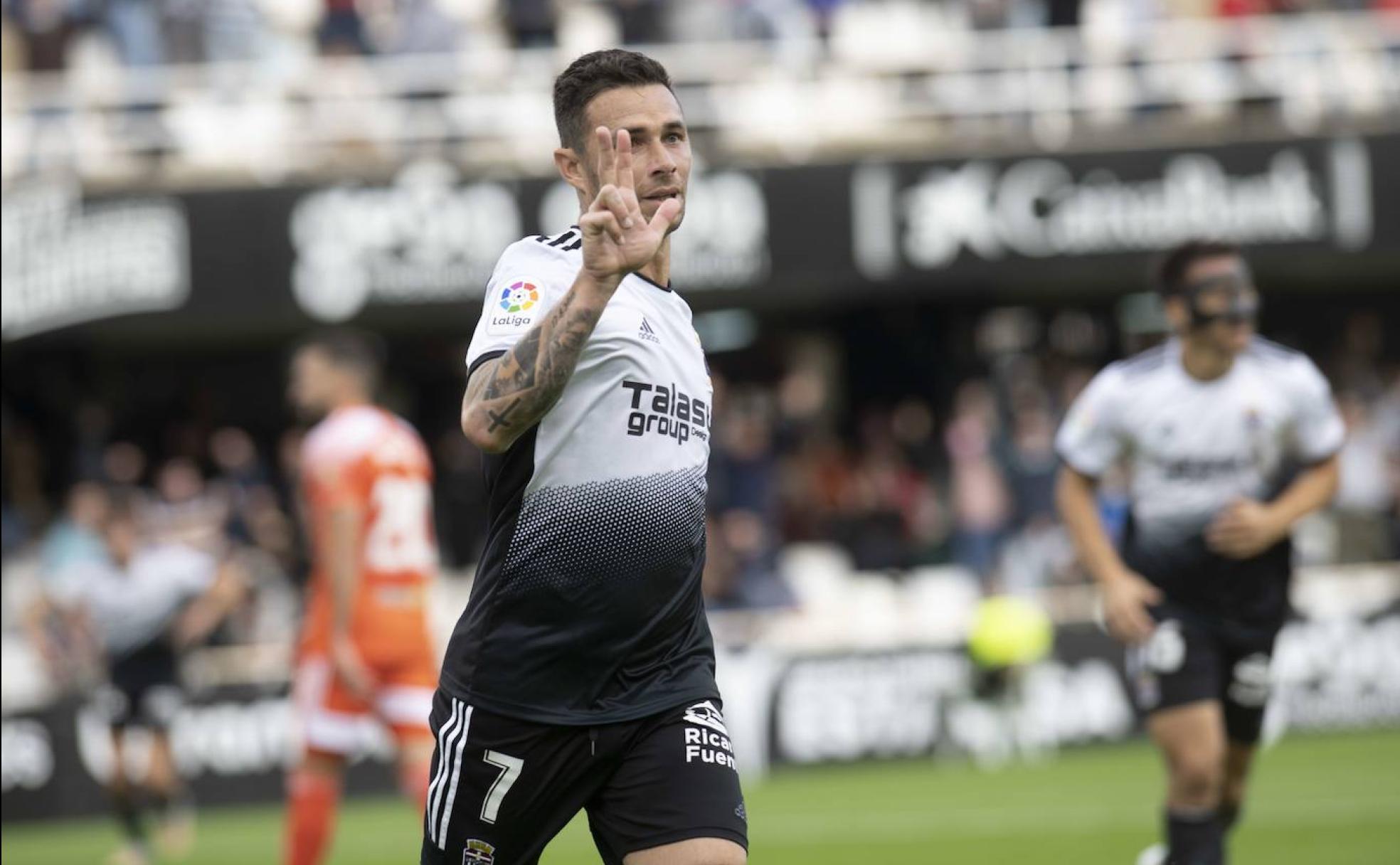 El dela ntero del Cartagena, Rubén Castro, celebra el último tanto marcado ante el Burgos. 