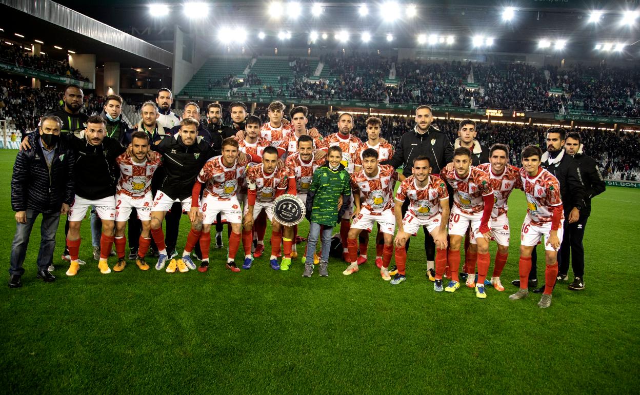 Equipo y cuerpo técnico tras disputar la final de la Copa RFEF
