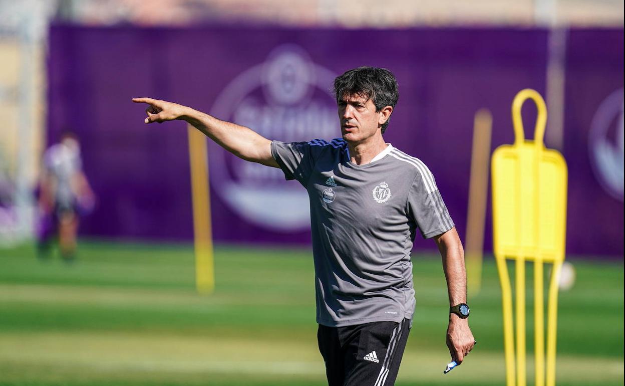 Pacheta da órdenes a sus jugadores en un entrenamiento en los Anexos. 