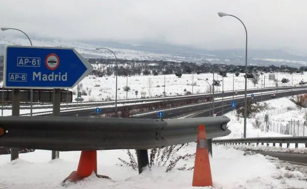 Nieve en torno a las carreteras de conectan Segovia con Madrid. 