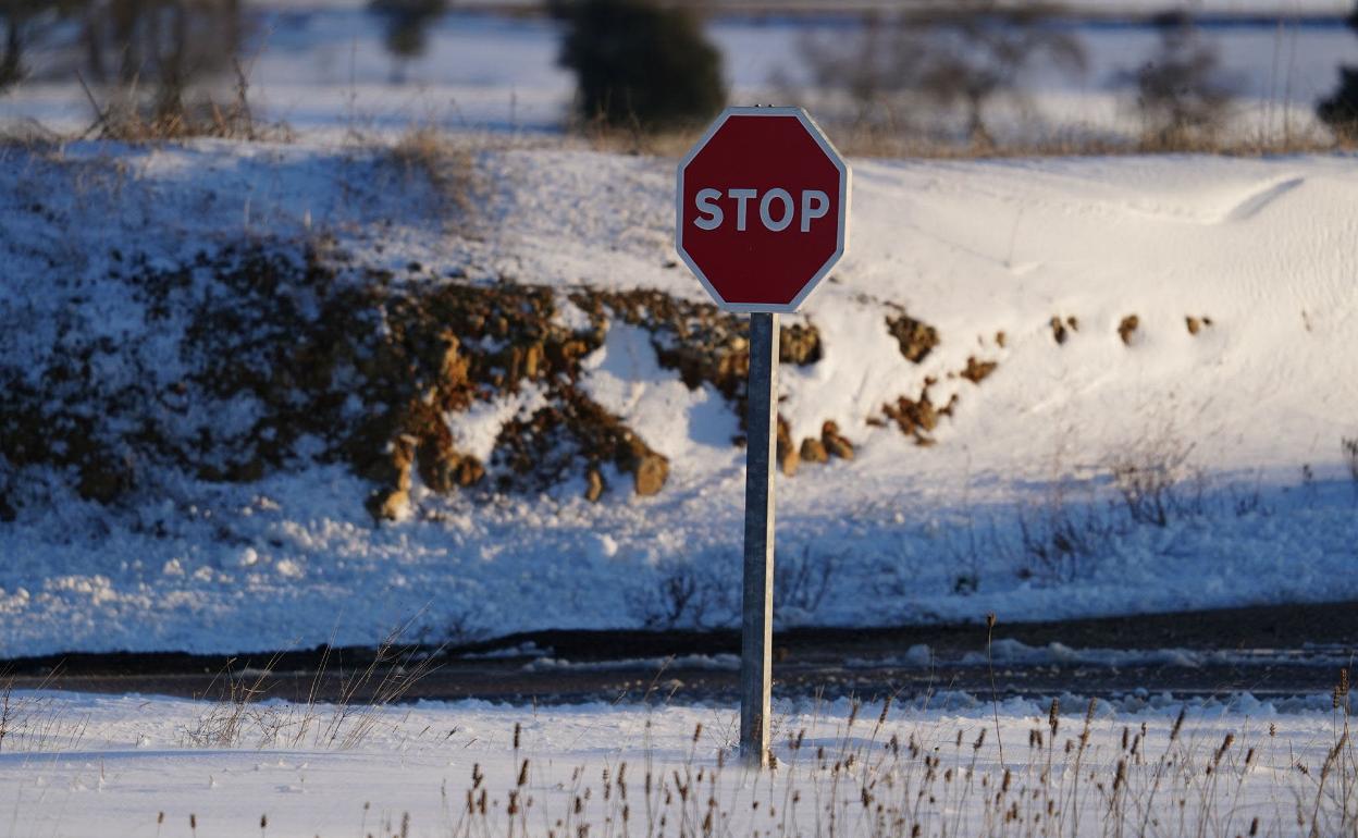 Señal de stop rodeada de nieve en una carretera salmantina. 