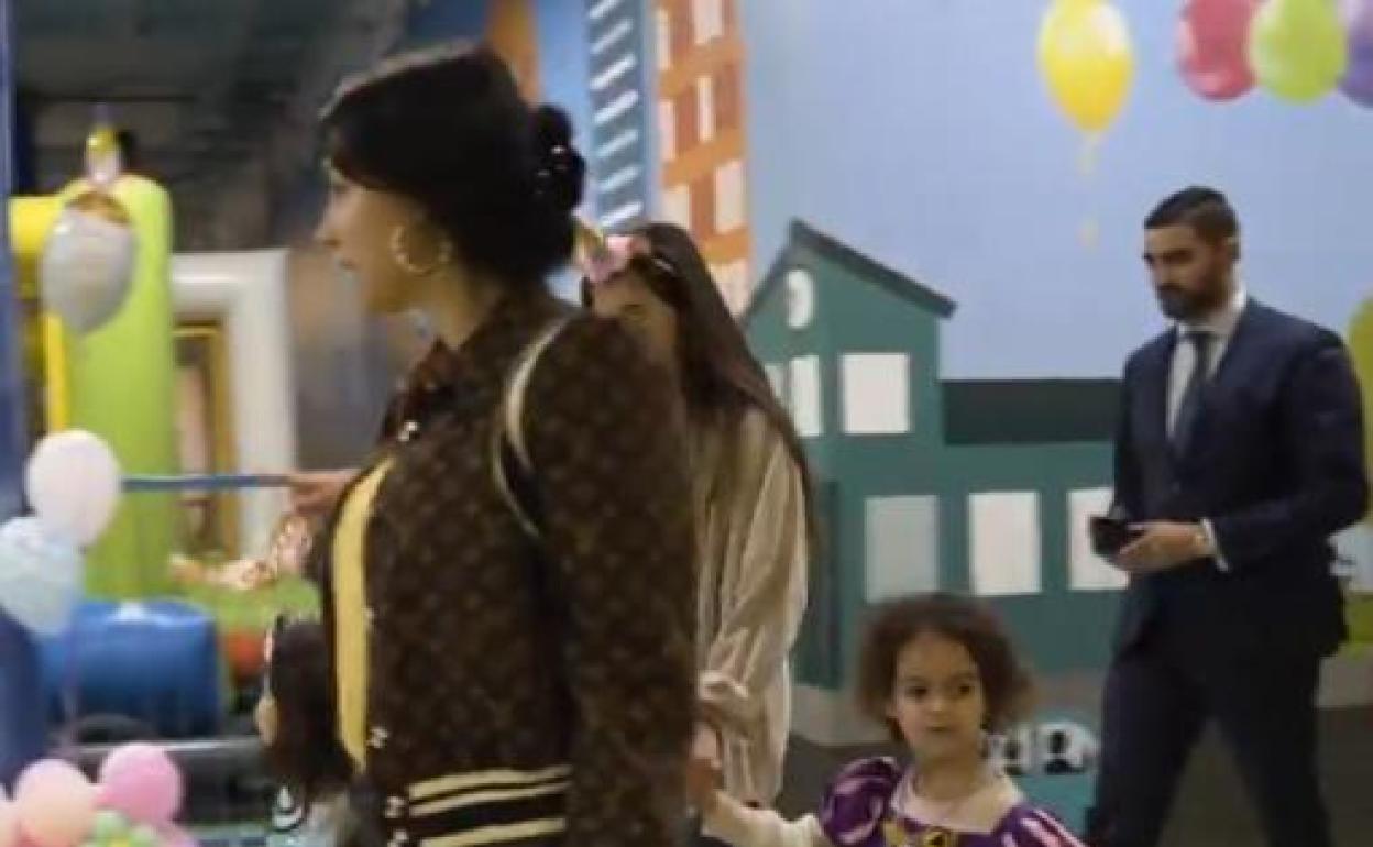 En la imagen, del vídeo de la fiesta de cumpleaños de Alana, se puede ver a uno de los escoltas. 