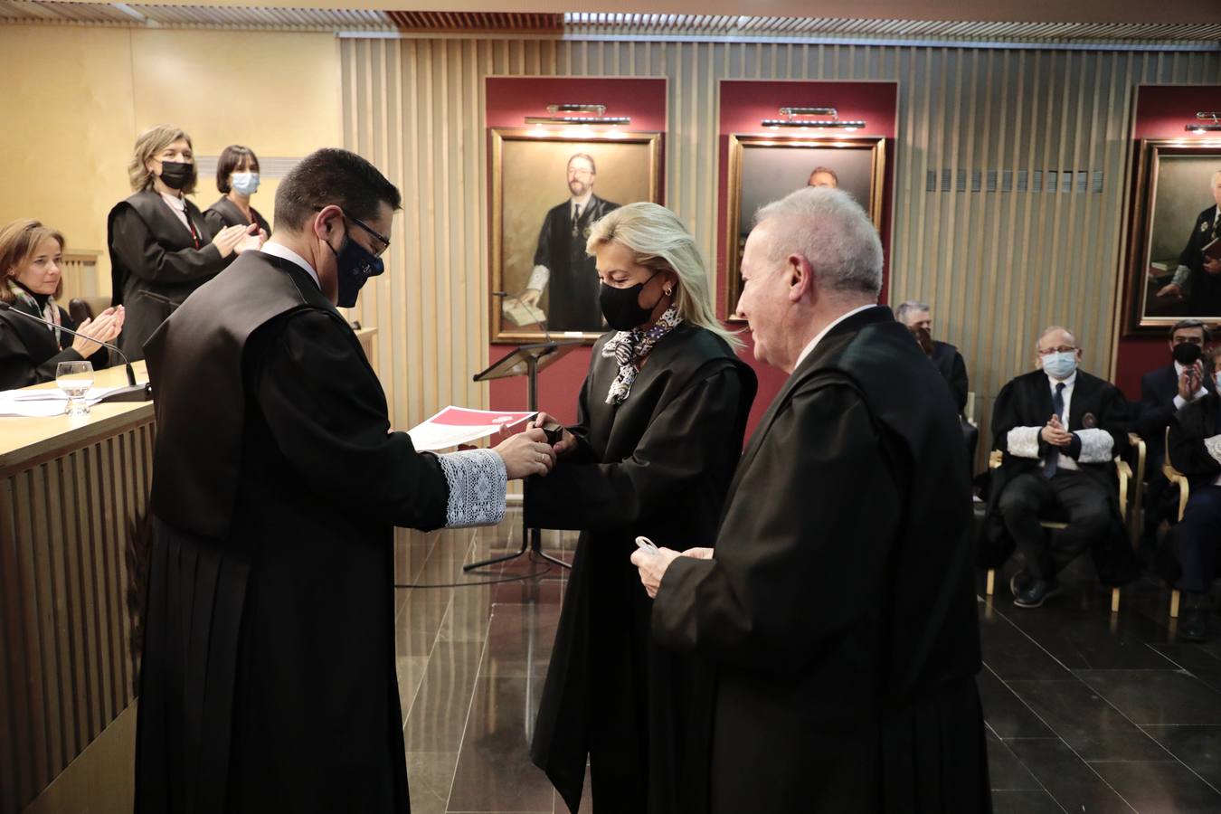 Fotos: Insignias de Oro y de Plata para los abogados de Valladolid