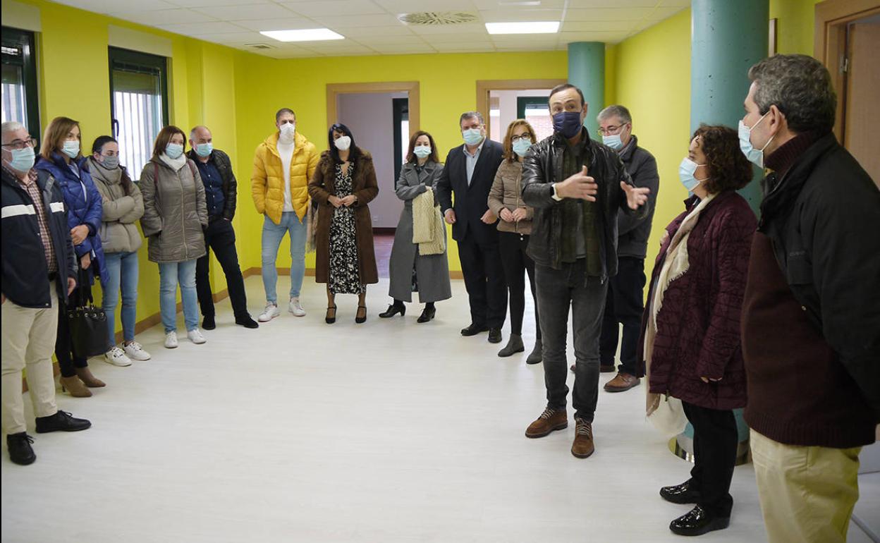 El alcalde, Pedro Samuel Martín, explica las mejoras durante la visita realizada esta mañana.