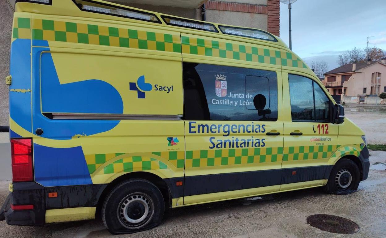 Ambulancia con las cuatro ruedas pinchadas de la localidad burgalesa de Medina del Pomar.