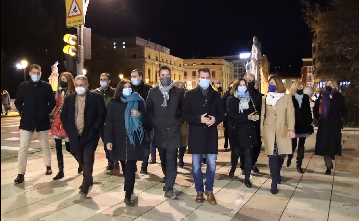 Luis Tudanca y los dirigentes socialistas, en el paseíllo desde El Espolón hasta el Fórum Evolución. 