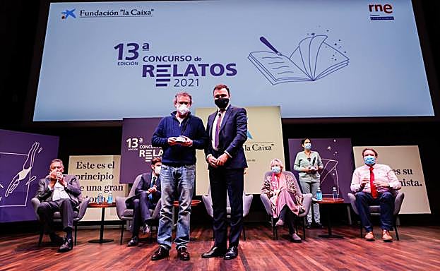 José Luis Fernández (izda.), finalista del XIII Concurso de Relatos Escritos por Personas Mayores de Fundación 'la Caixa'.