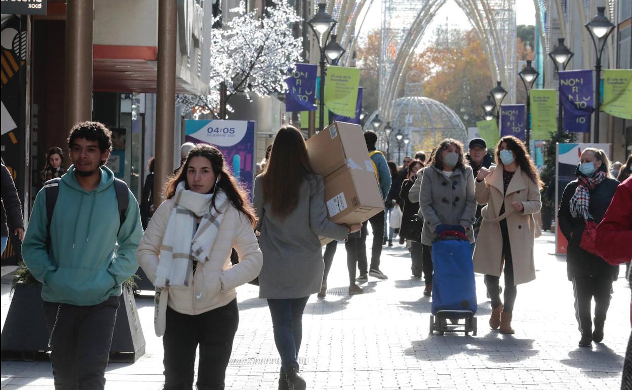 Ambiente de compras en la calle Santiago.