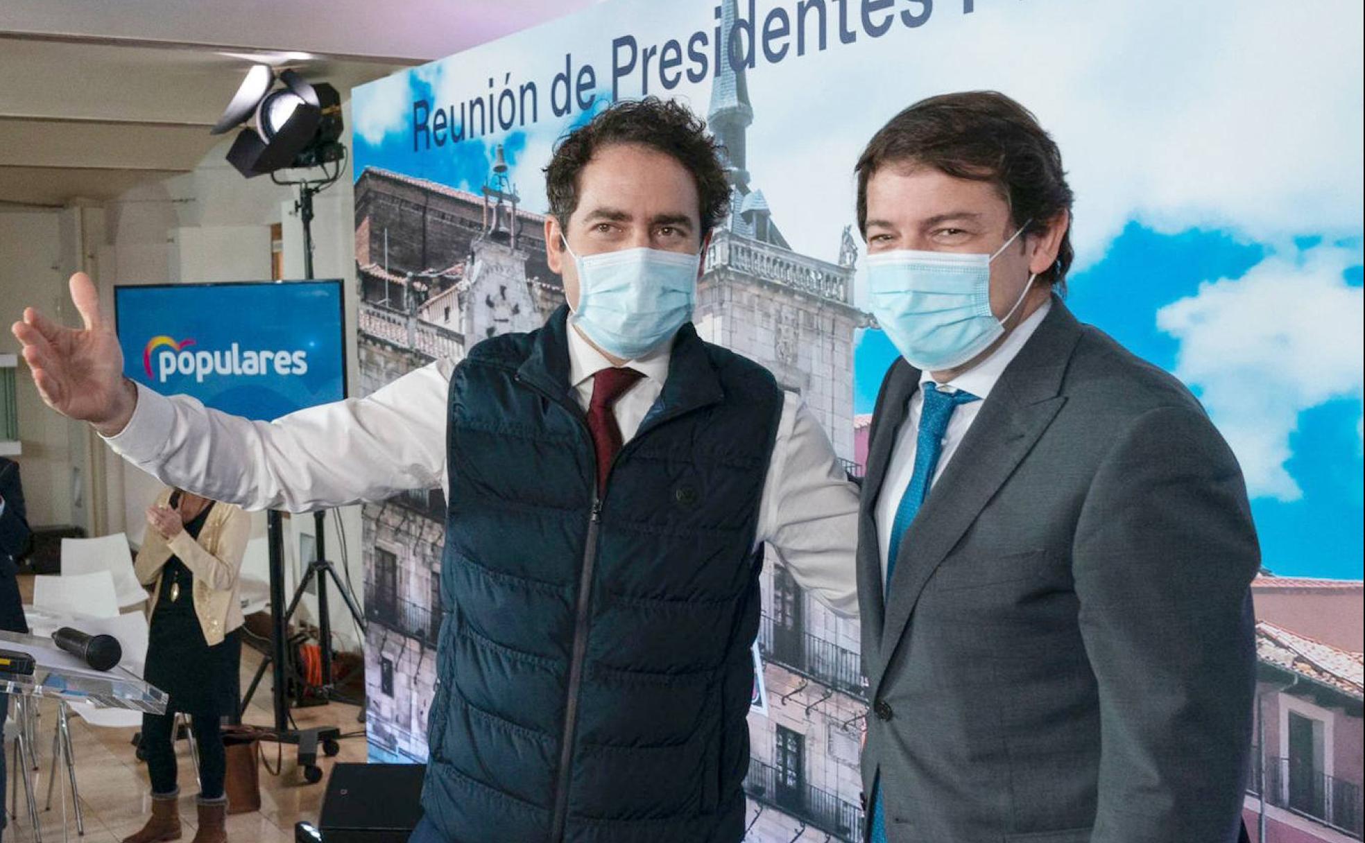 Teodoro García Egea, con Alfonso Fernández Mañueco en la Casa Botines, en León, este viernes. 