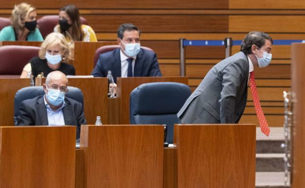 Mañueco abandona su asiento junto a Francisco Igea el día de la votación de la proposición no de ley sobre la sanidad rural. 