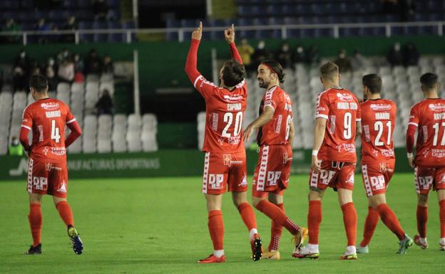 Imagen principal - Un grandioso empate unionista en El Sardinero alentado por 600 salmantinos en las gradas (1-1)