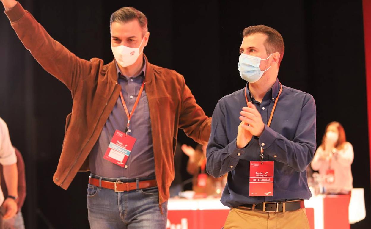 Pedro Sánchez y Luis Tudanca en el Congreso autonómico del PSOE, en Burgos. 