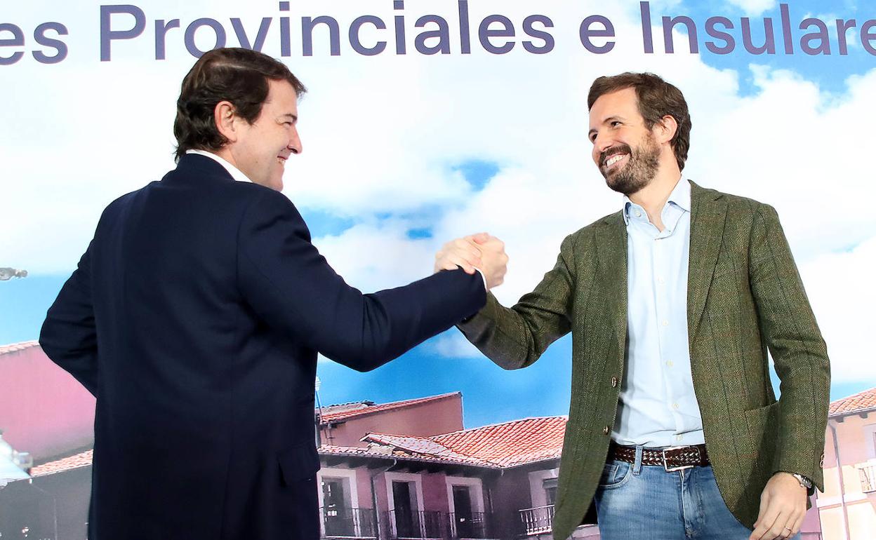 El presidente nacional del PP, Pablo Casado, con el presidente autonómico, Alfonso Fernández Mañueco.