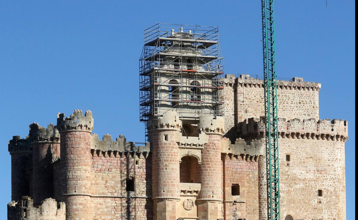 Obras de restauración en la espadaña de la iglesia-castillo de Turégano, en Segovia. 