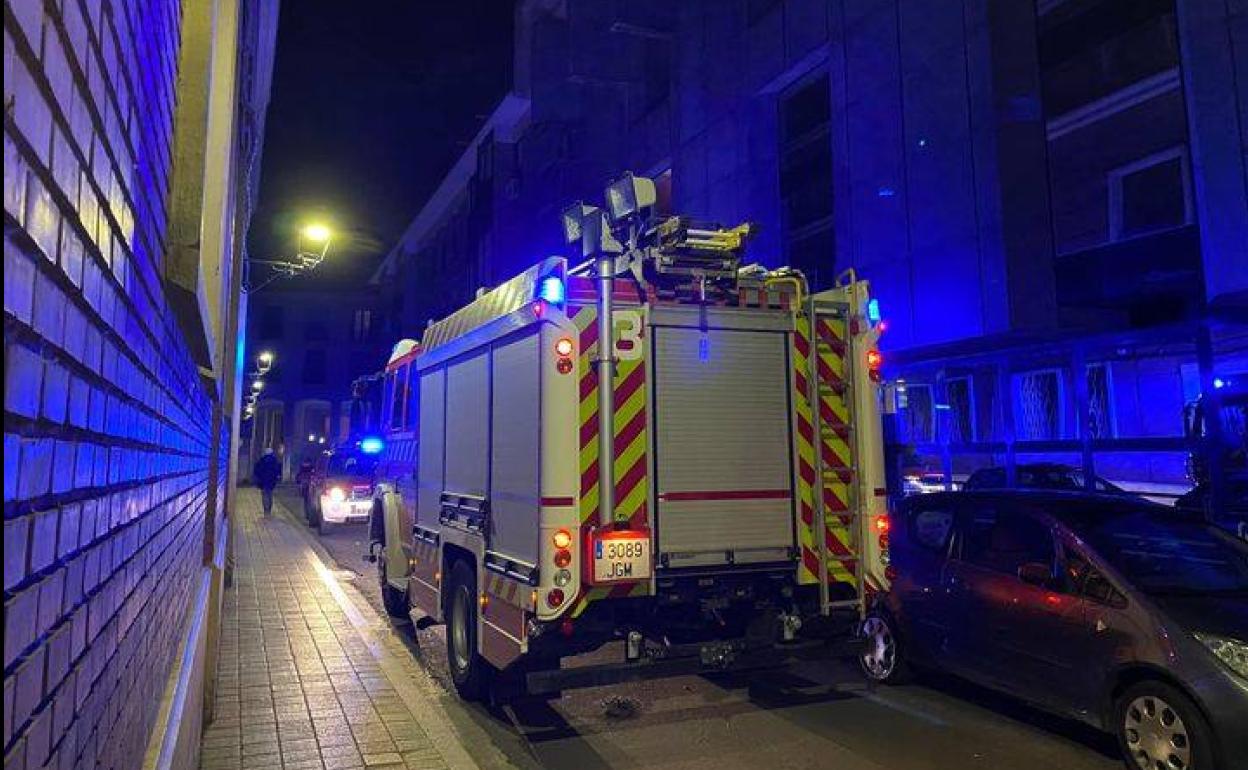 Uno de los camiones de bomberos, junto al Archivo.