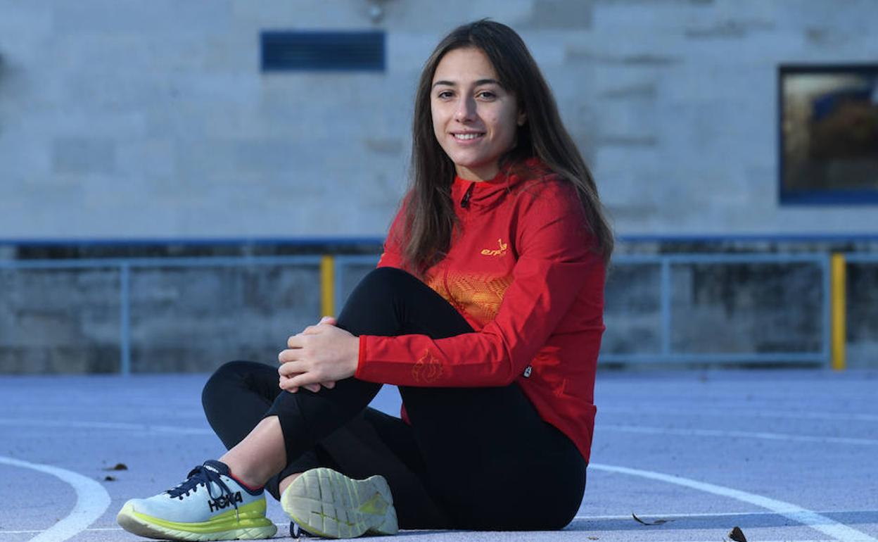 Marina Muñoz, en las pistas de atletismo Río Esgueva, en Valladolid, donde entrena. 